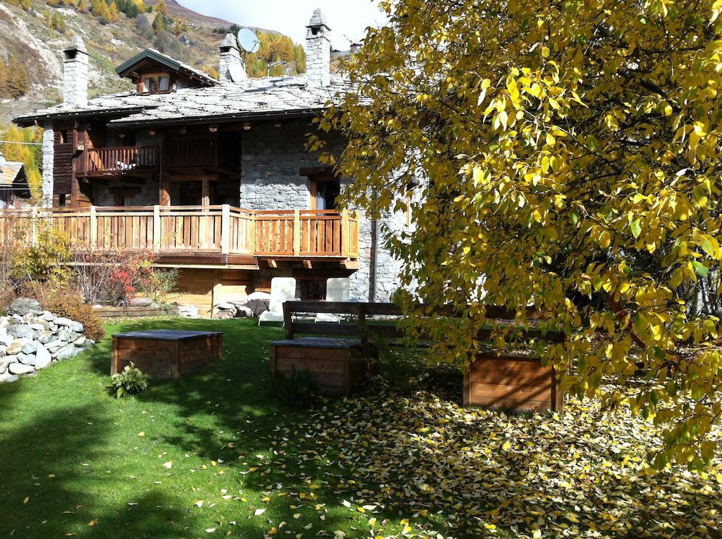 Bed and Breakfast Les Trompeurs chez Odette Cogne Exterior foto