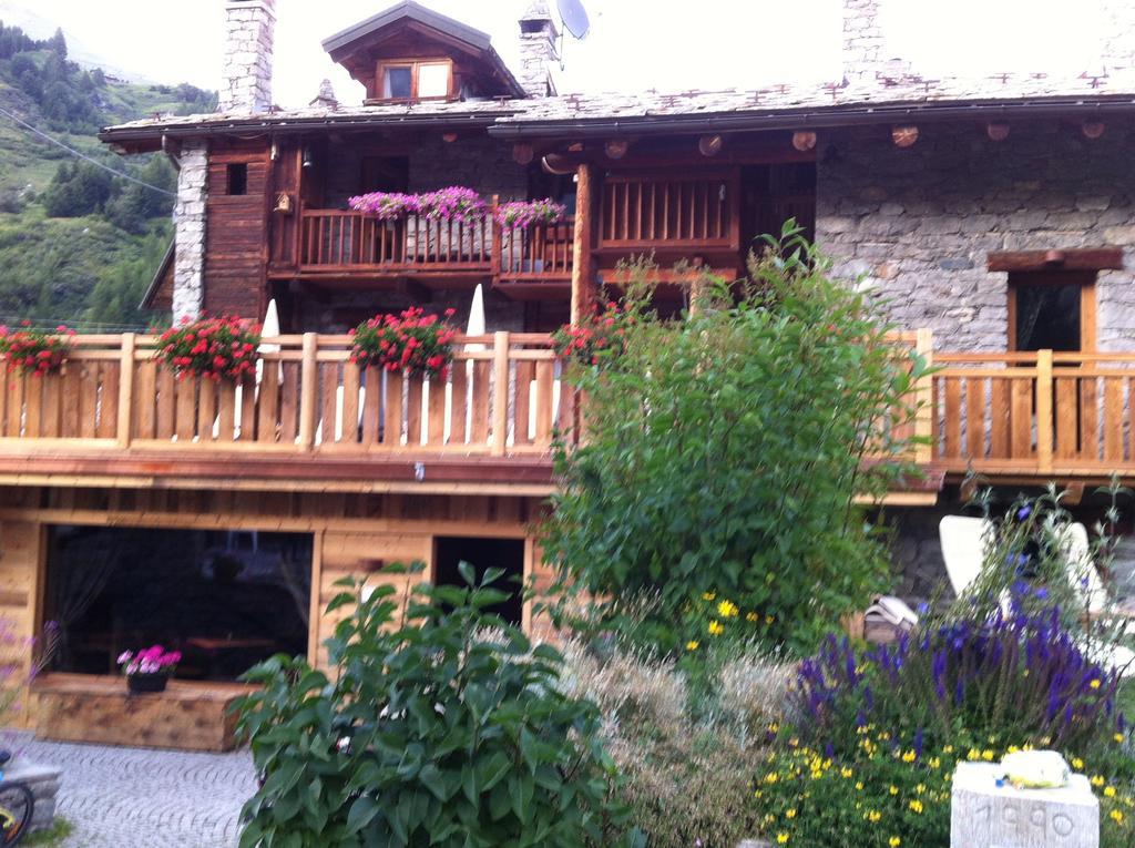 Bed and Breakfast Les Trompeurs chez Odette Cogne Exterior foto