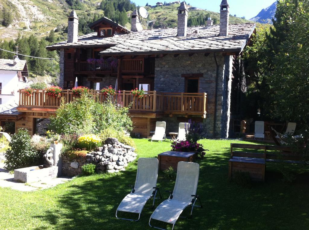 Bed and Breakfast Les Trompeurs chez Odette Cogne Exterior foto