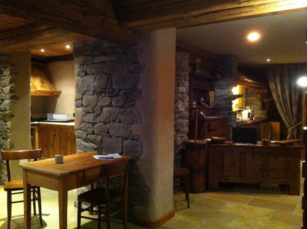 Bed and Breakfast Les Trompeurs chez Odette Cogne Exterior foto