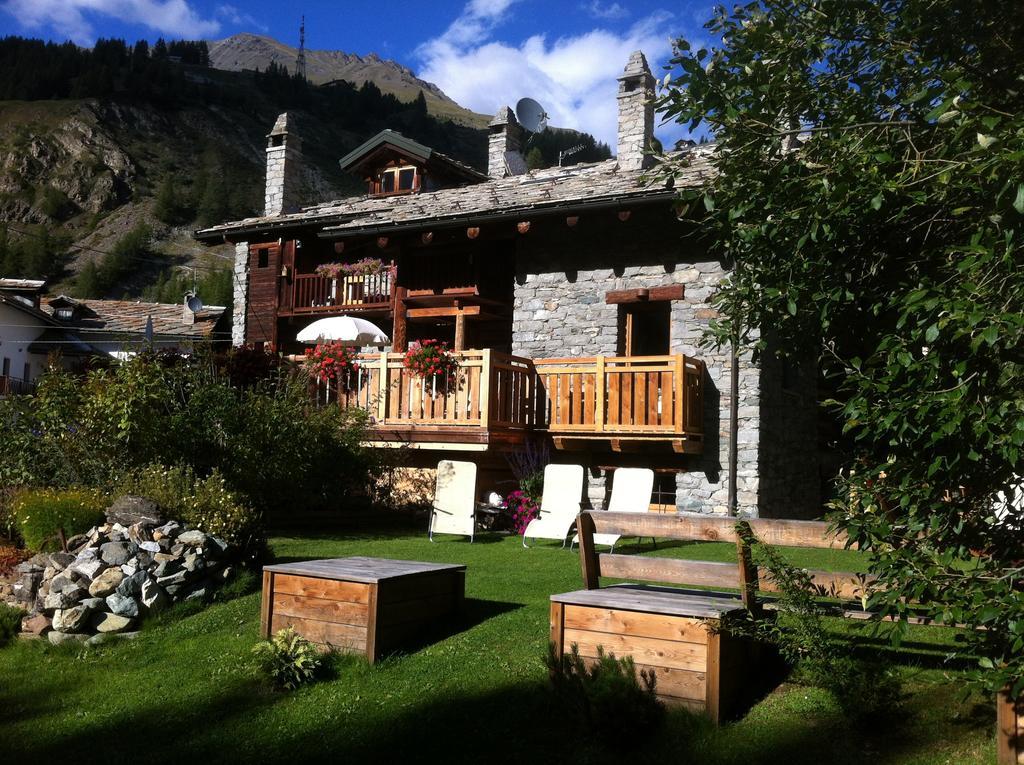 Bed and Breakfast Les Trompeurs chez Odette Cogne Exterior foto