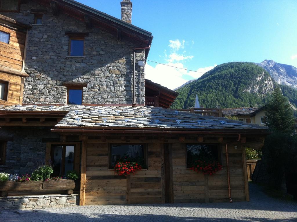 Bed and Breakfast Les Trompeurs chez Odette Cogne Exterior foto