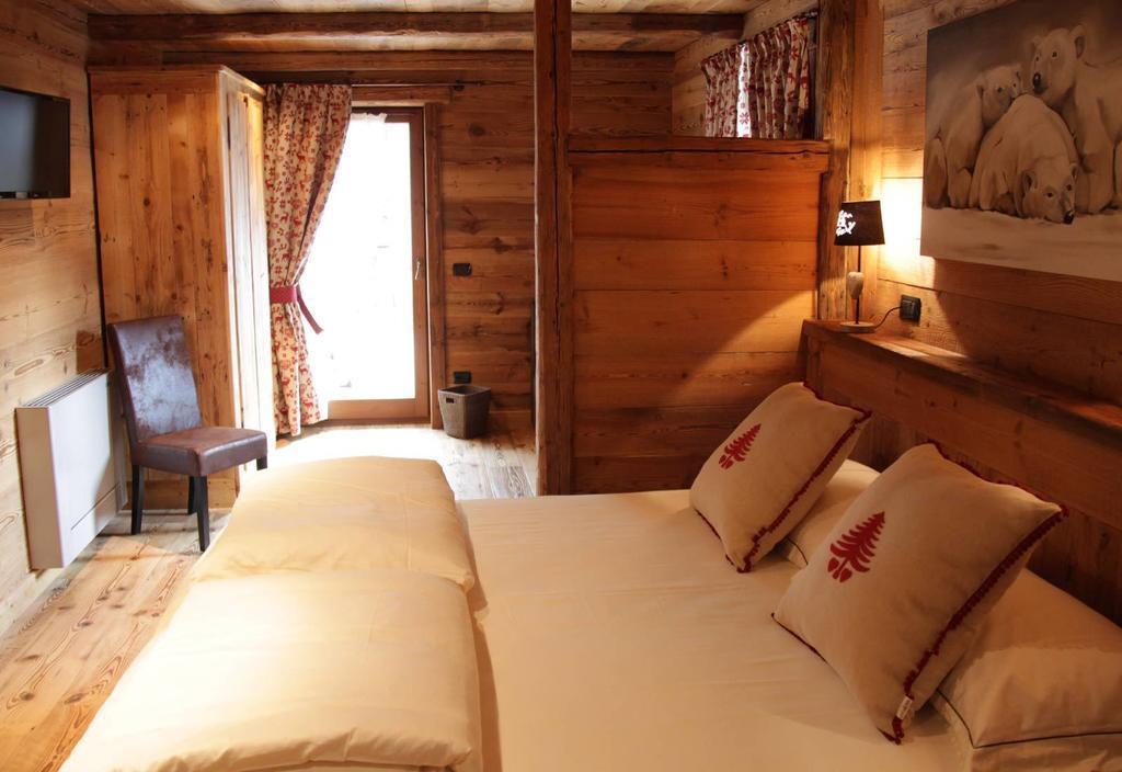 Bed and Breakfast Les Trompeurs chez Odette Cogne Zimmer foto