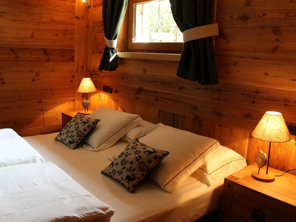 Bed and Breakfast Les Trompeurs chez Odette Cogne Zimmer foto