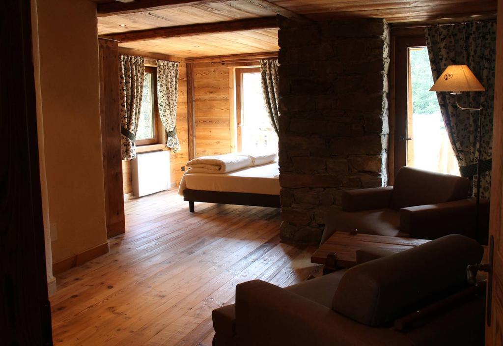 Bed and Breakfast Les Trompeurs chez Odette Cogne Zimmer foto