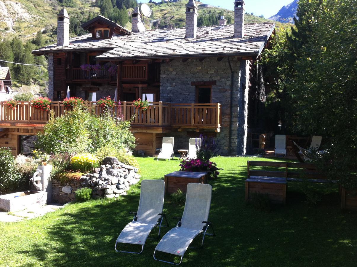 Bed and Breakfast Les Trompeurs chez Odette Cogne Exterior foto